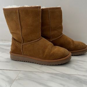 Kookaburra by UGG size 6
